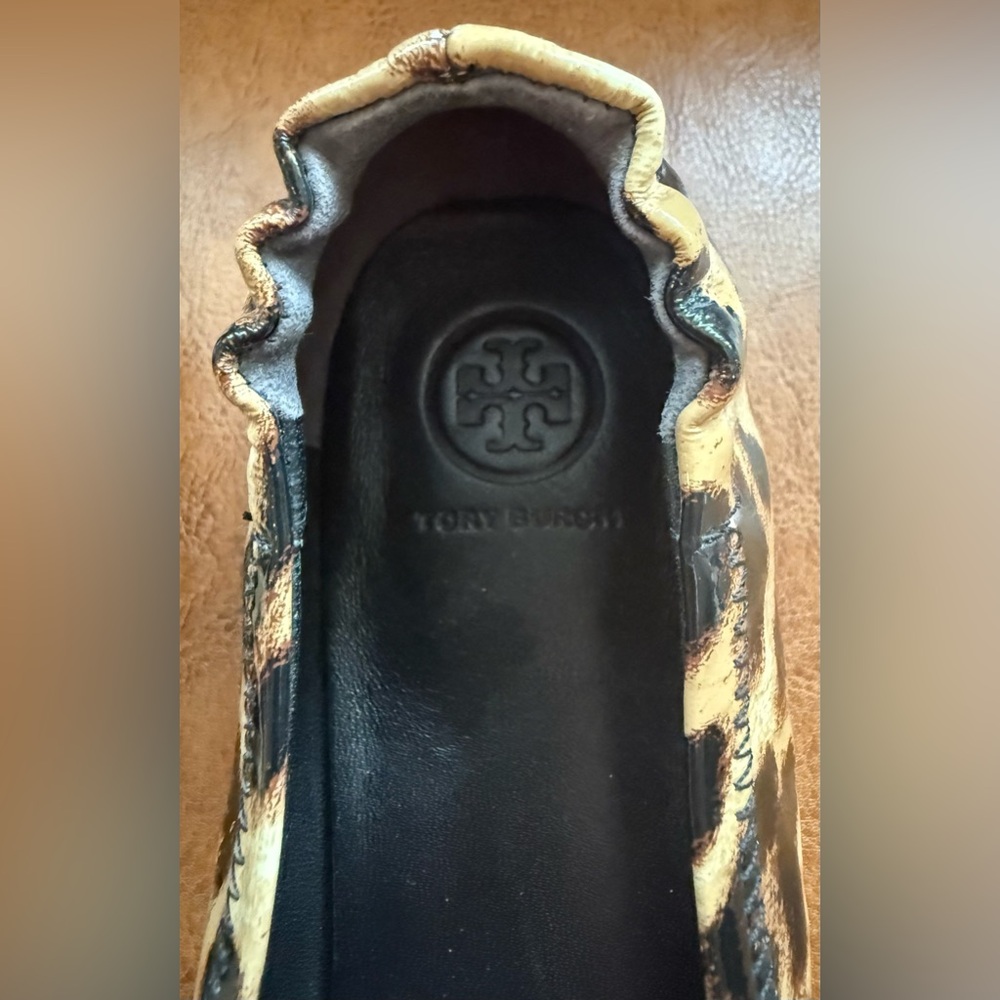 Tory Burch Reva Leopard Ballet Flats Sz 8M Patent Logo EUC - Picture 12 of 12